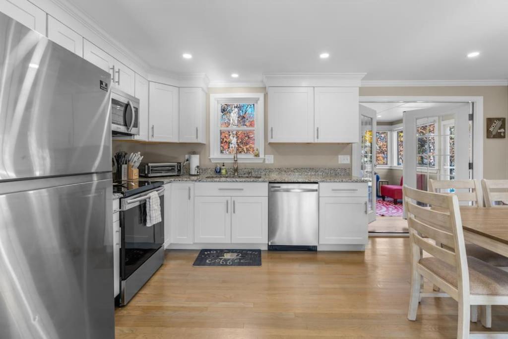 Cozy Spacious Home Walk to the Beach and 1 Mile to Downtown Hyannis photo 4