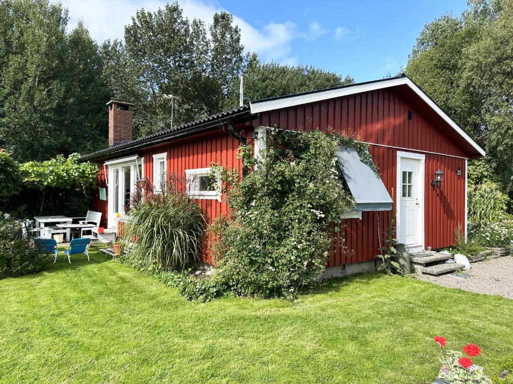 Cozy holiday home near the sea in Kärna photo 2