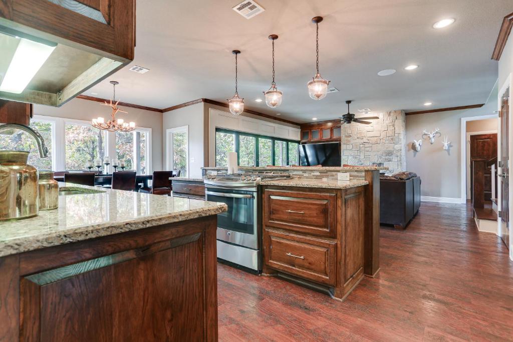 Pottsboro Group Getaway Close to Lake Texoma! photo 3