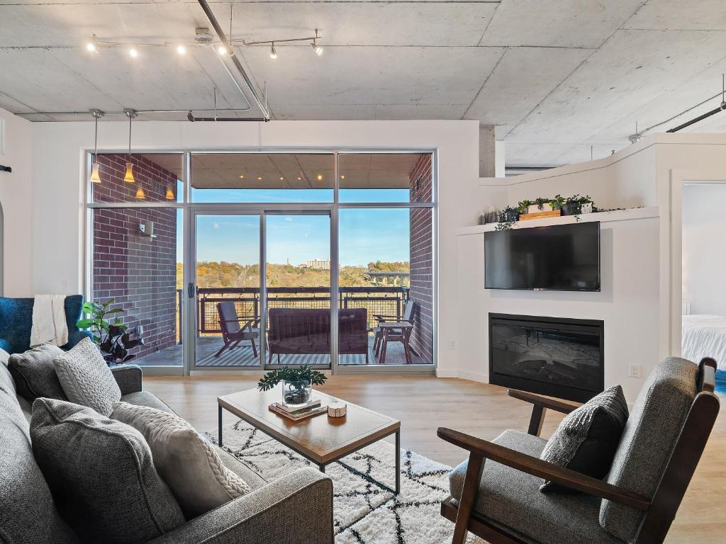 Northside District Loft - Panoramic Valley Views photo 1