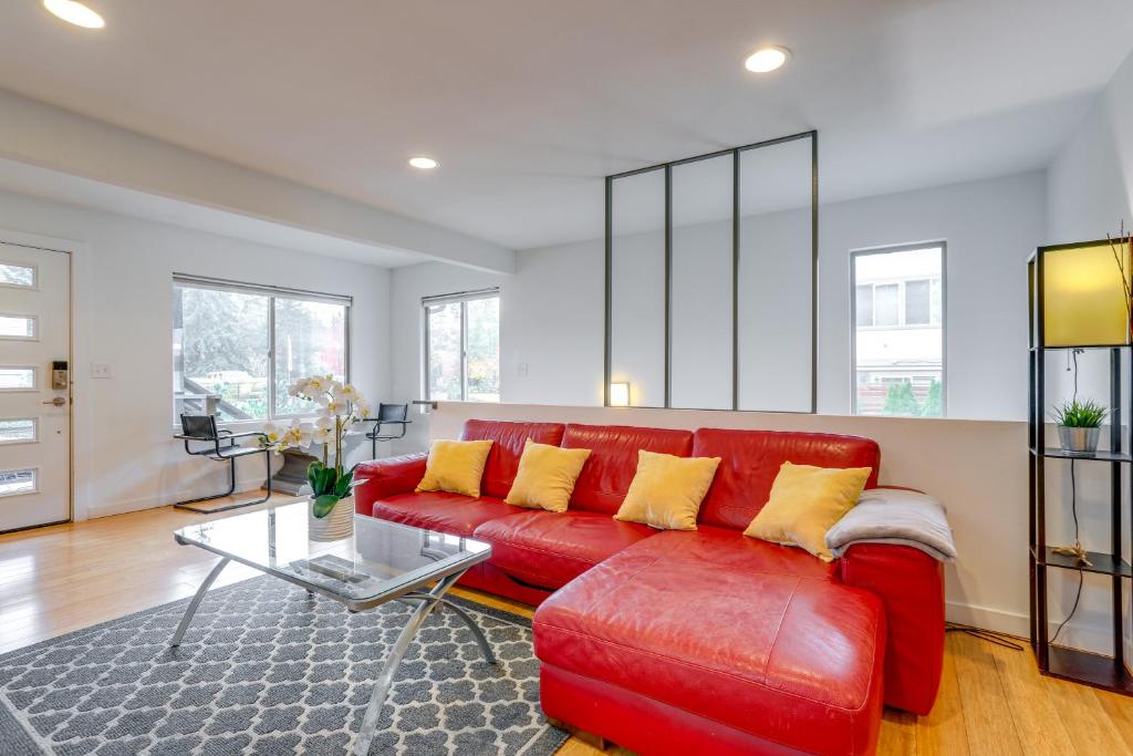 Modern Tukwila Vacation Rental Near Airport!