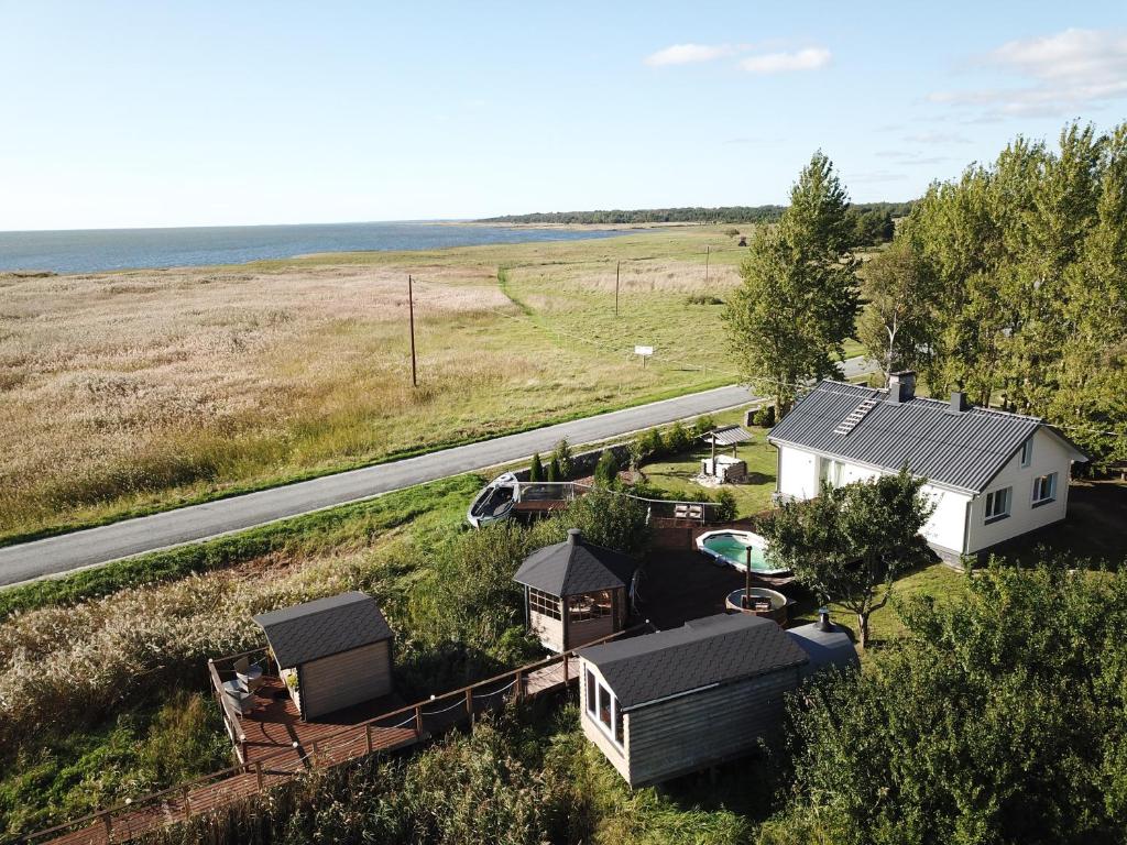 Seaside Retreat with Hot tub,Sauna, Pool & BBQ photo 3