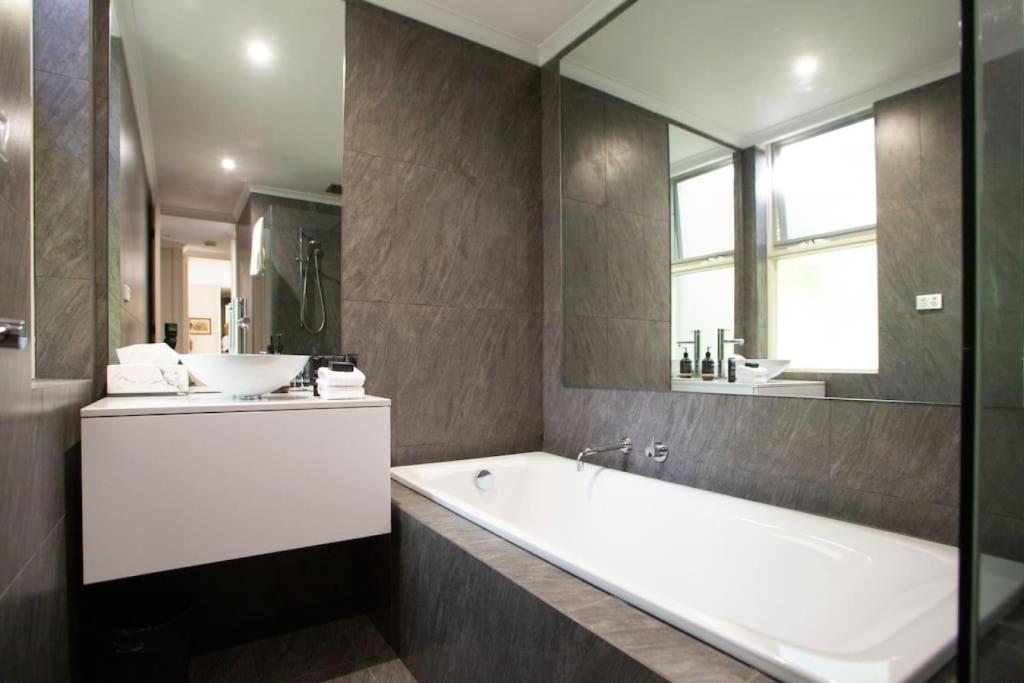 Leafy Toorak two bedroom executive apartment photo 1