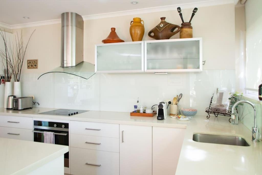 Leafy Toorak two bedroom executive apartment photo 2