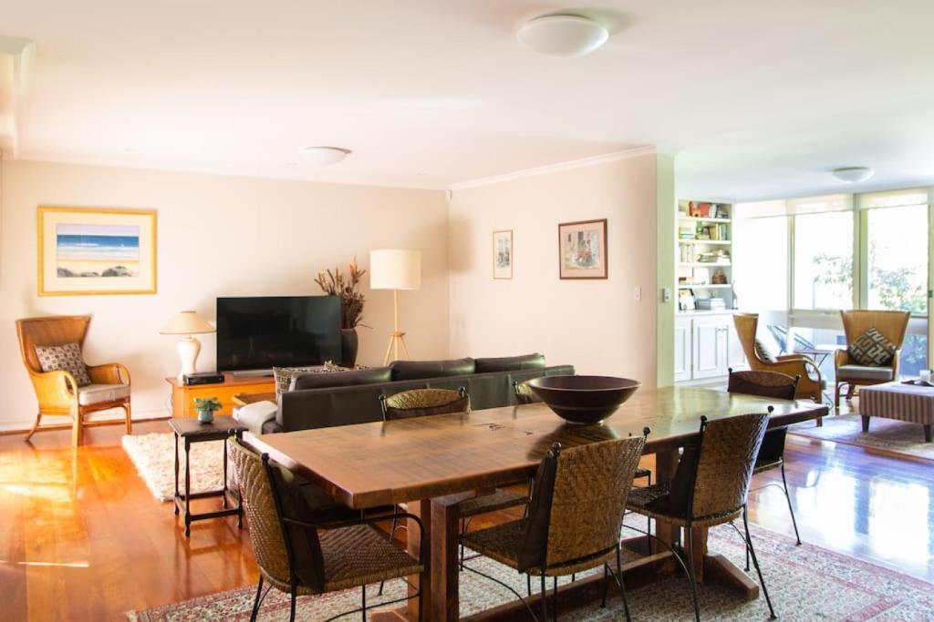 Leafy Toorak two bedroom executive apartment photo 3