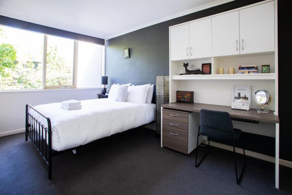 Leafy Toorak two bedroom executive apartment photo 4