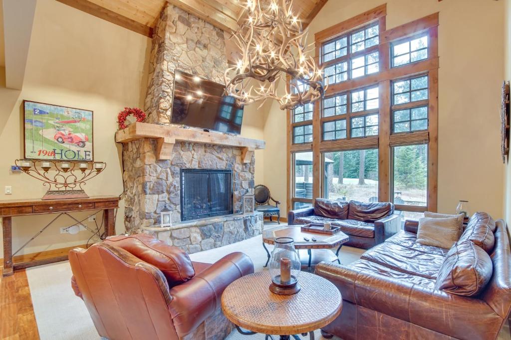 Spacious Cle Elum Cabin on Golf Course with Hot Tub! photo 2