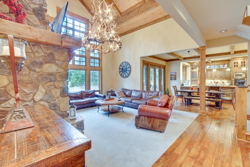 Spacious Cle Elum Cabin on Golf Course with Hot Tub! photo 3