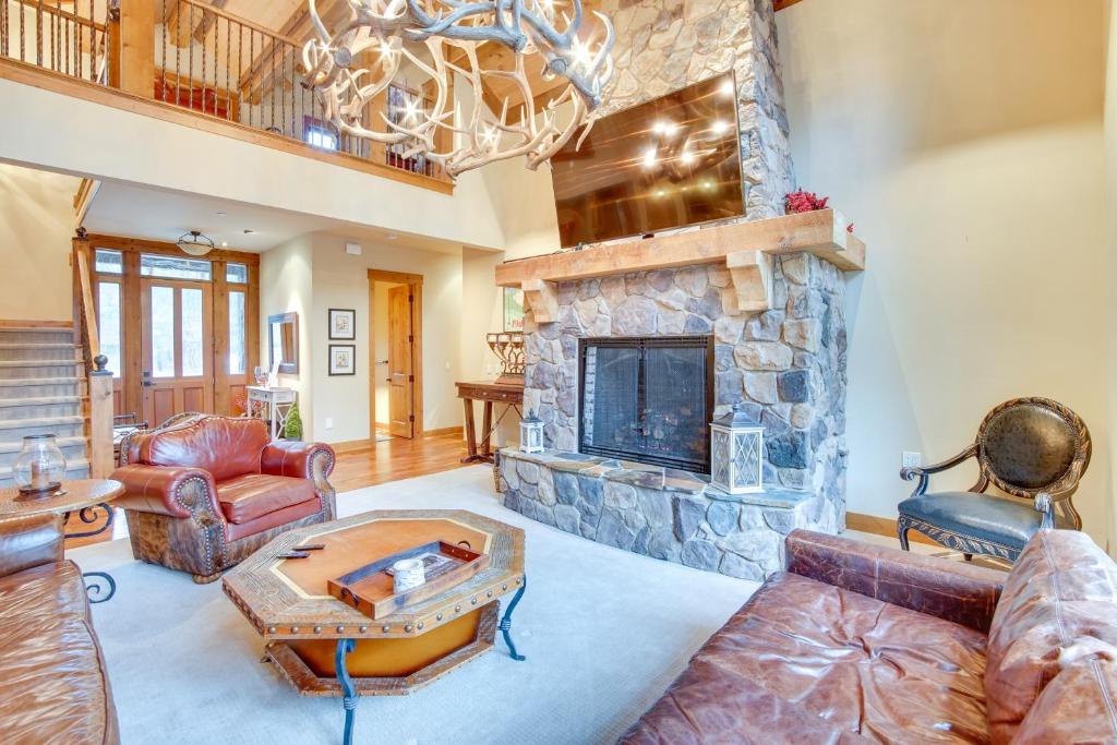 Spacious Cle Elum Cabin on Golf Course with Hot Tub! photo 4