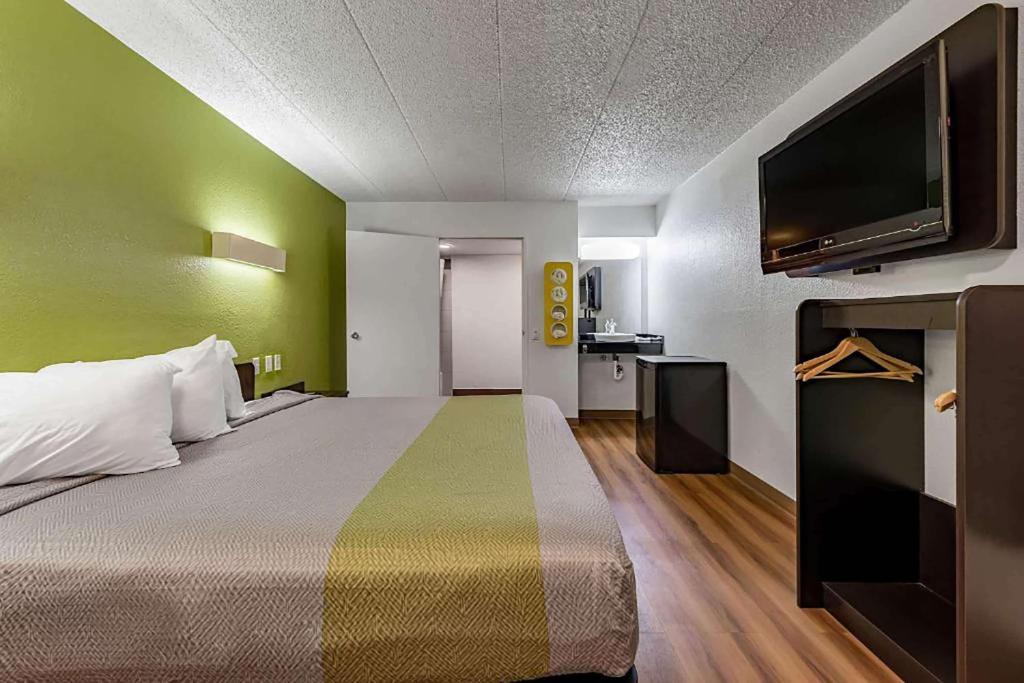 Days Inn by Wyndham Cincinnati I-71 image