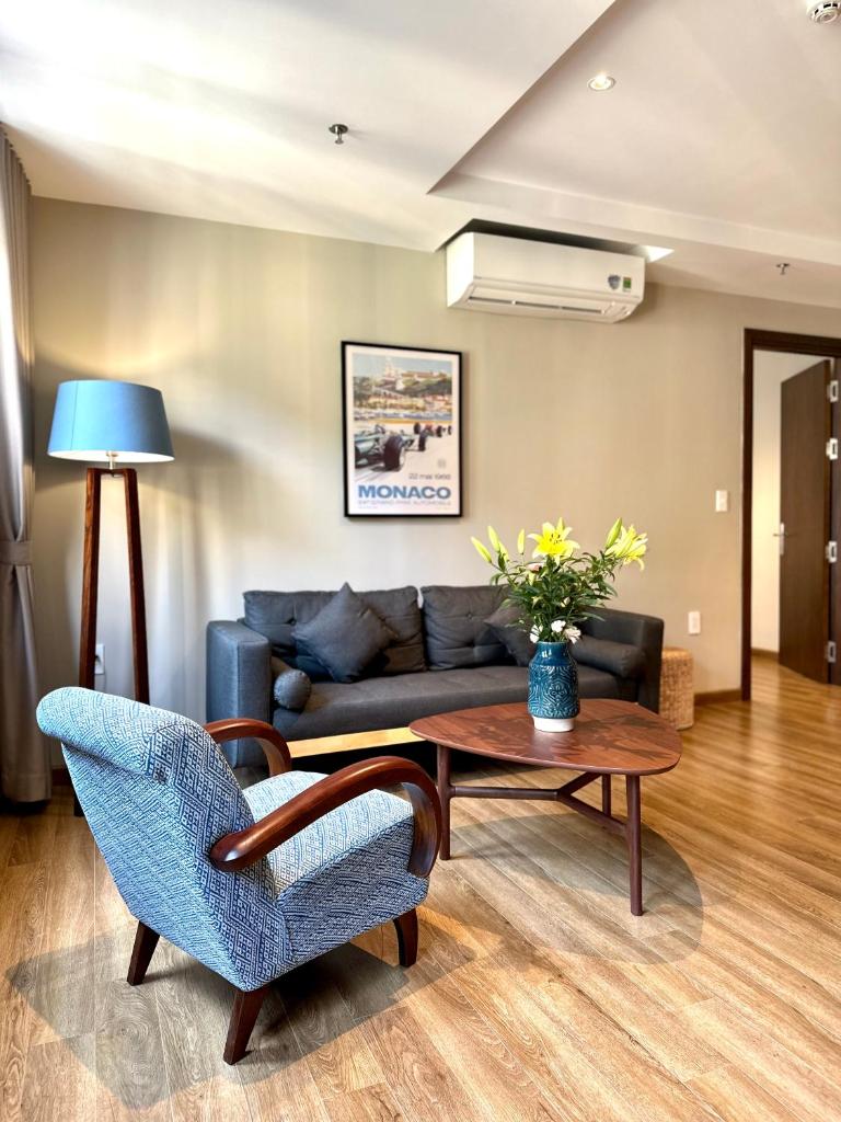 Brand new Panorama with Balcony 1BR Apt next to Lakes