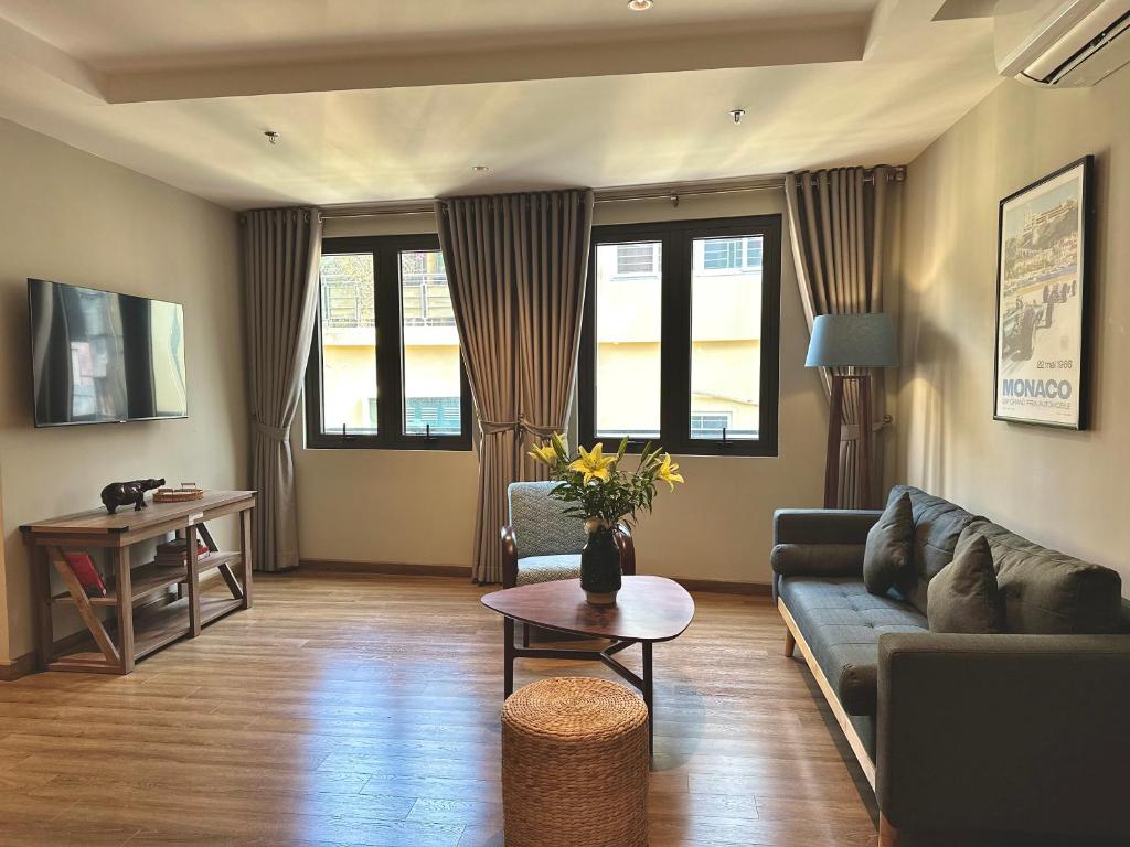 Brand new Panorama with Balcony 1BR Apt next to Lakes