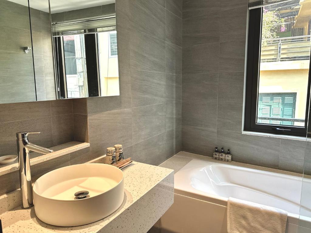 Brand new Panorama with Balcony 1BR Apt next to Lakes