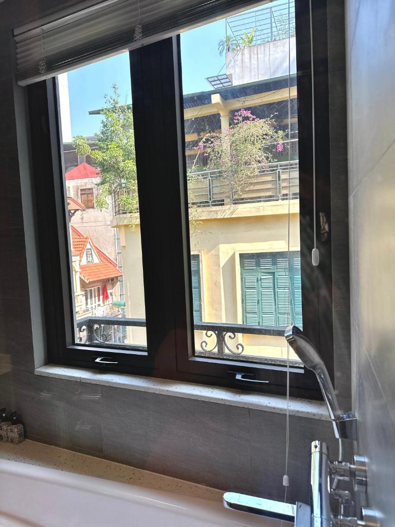 Brand new Panorama with Balcony 1BR Apt next to Lakes