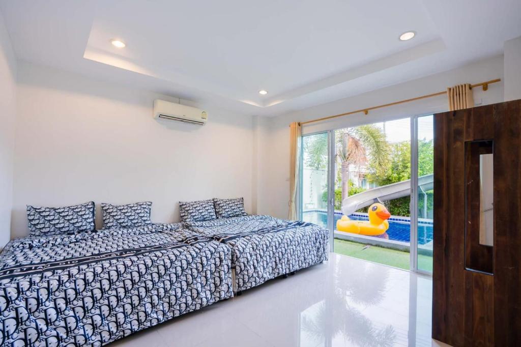 Space X Slider 4 Bedrooms Pool Villa Huahin