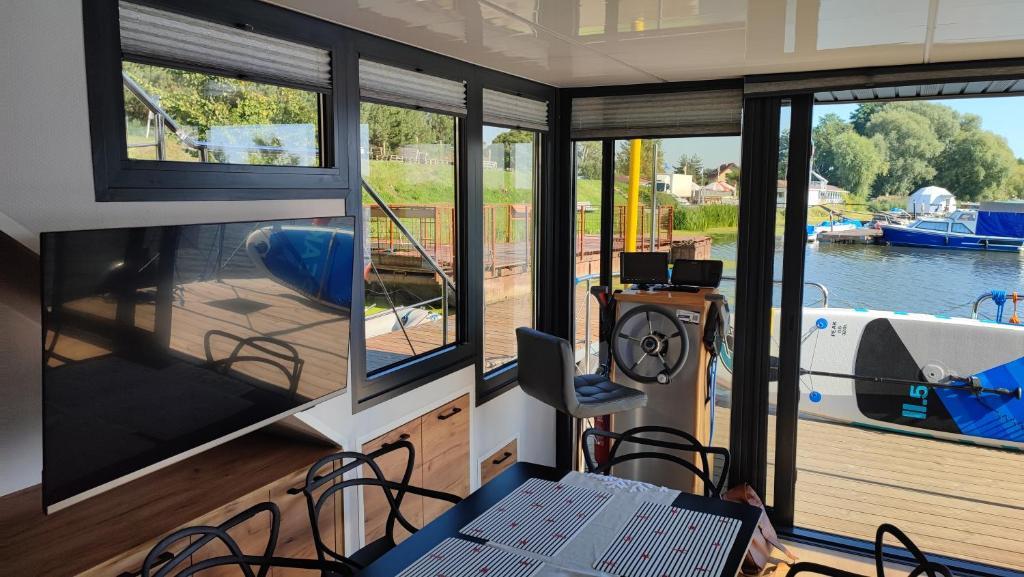 Houseboat Water King apartament pływający dom na wodzie łódź Hausboot 7 os photo 1