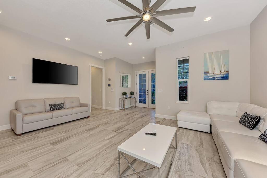 Courtyard Home with Pool, Spa & Sauna close to Beach & City Center photo 4
