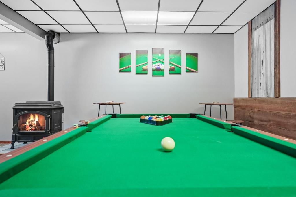 LAKEVIEW Retreat w 5 Bedrooms, Hot Tub,Game room,Pets ok photo 3