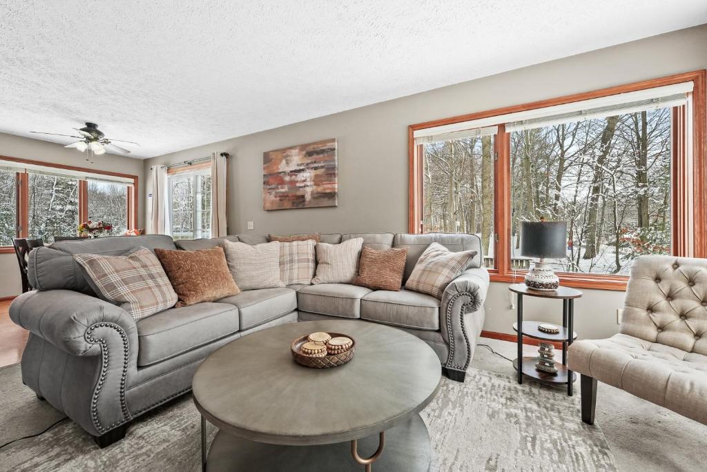 LAKEVIEW Retreat w 5 Bedrooms, Hot Tub,Game room,Pets ok photo 4