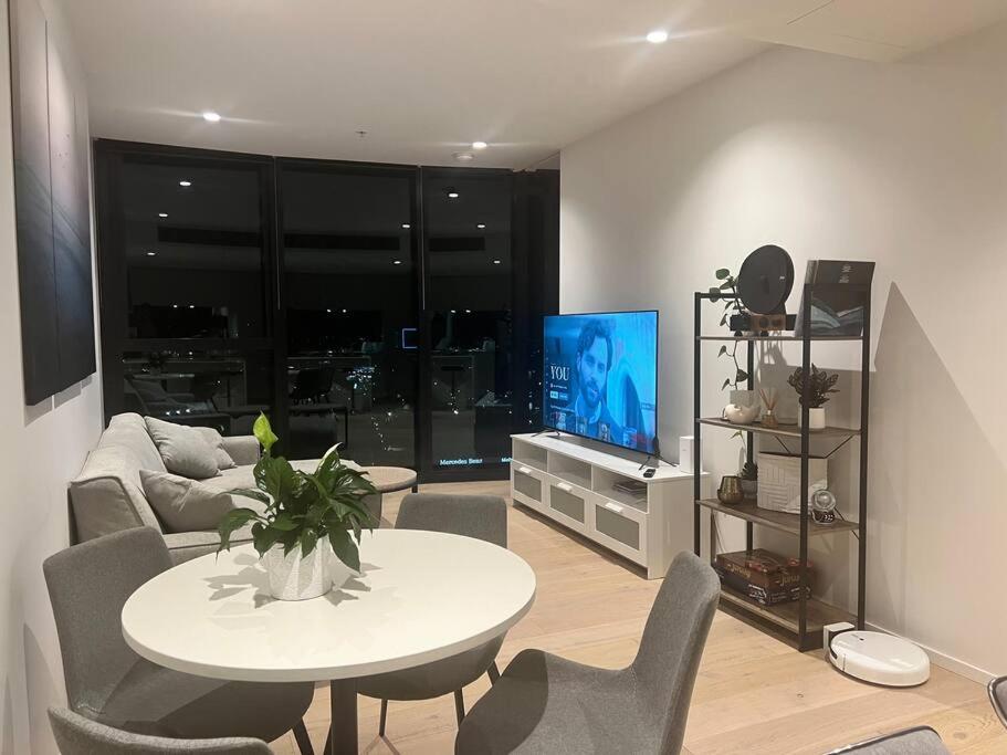 Luxury 3 Bed 2 Bath + car park at Melbourne Square photo 1