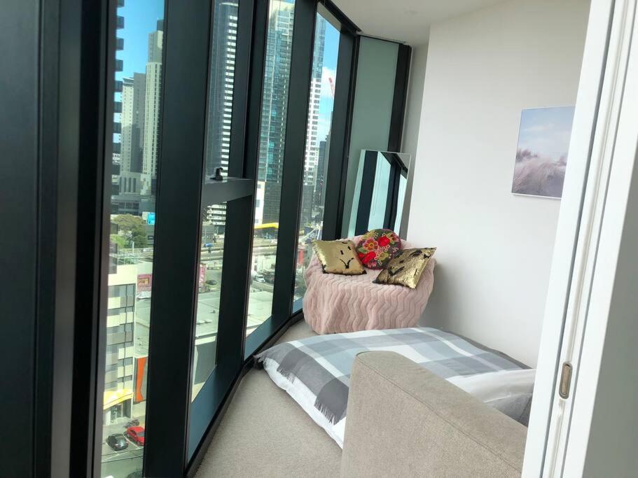 Luxury 3 Bed 2 Bath + car park at Melbourne Square photo 2