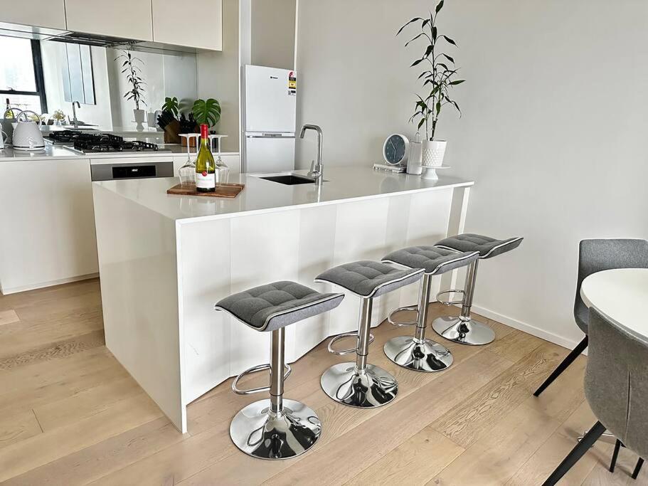 Luxury 3 Bed 2 Bath + car park at Melbourne Square photo 3