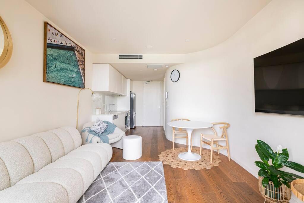 Beachside flat with free parking photo 3