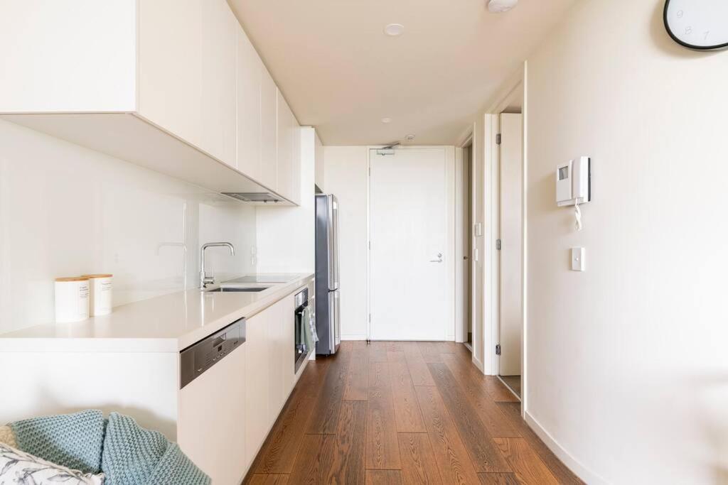 Beachside flat with free parking photo 4