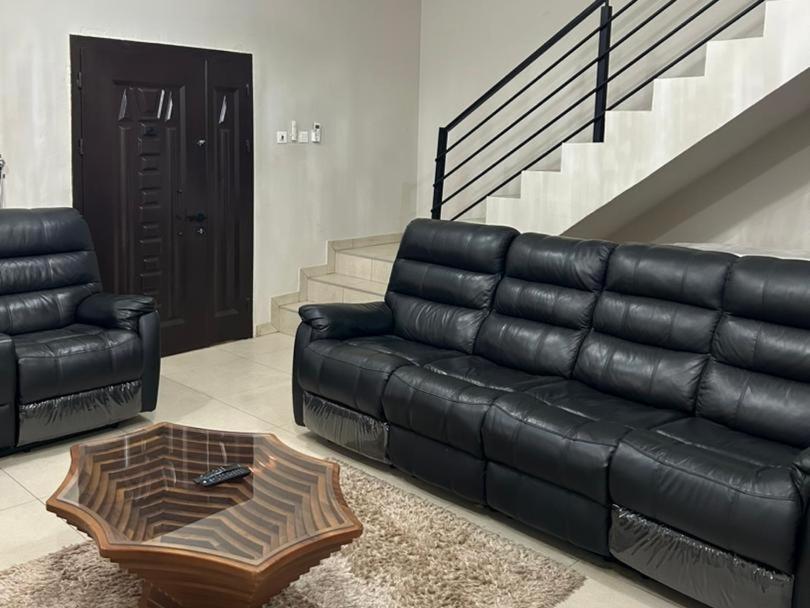 Ghana City Luxe 3 beds & 5 baths House with backup Solar Power photo 1