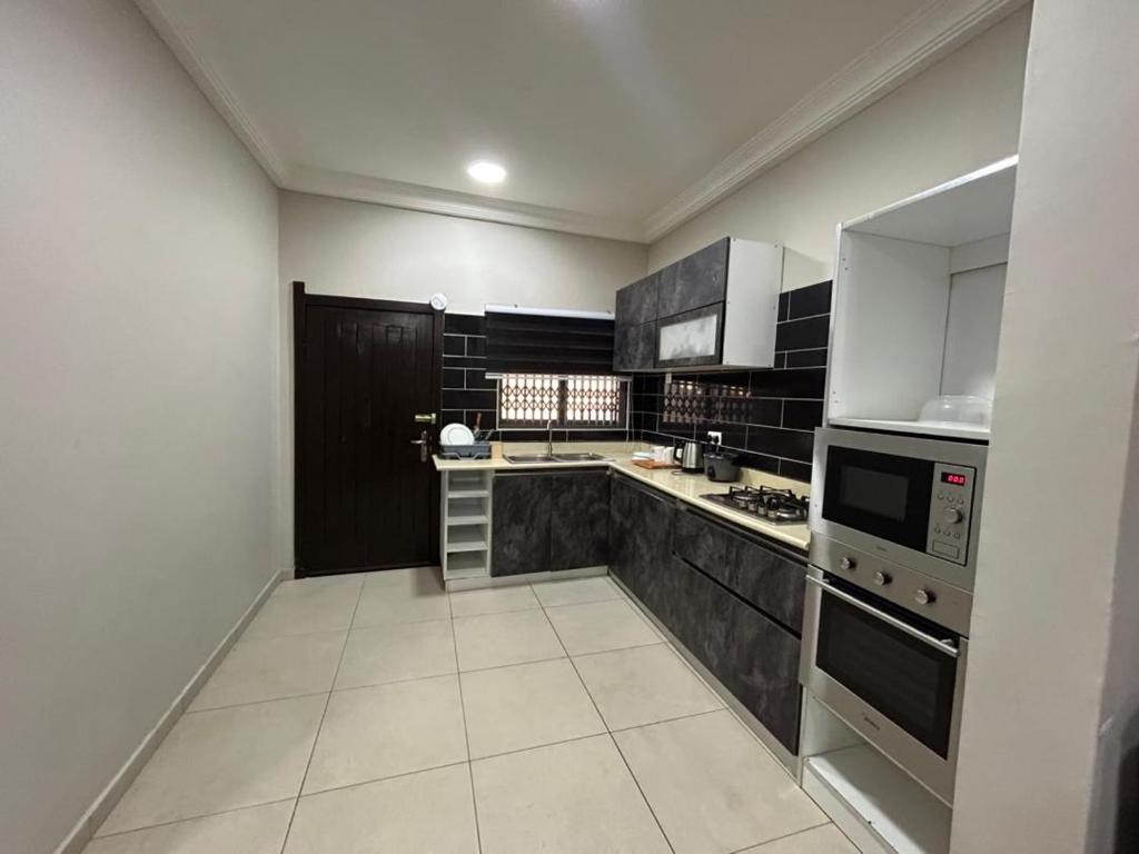 Ghana City Luxe 3 beds & 5 baths House with backup Solar Power photo 3