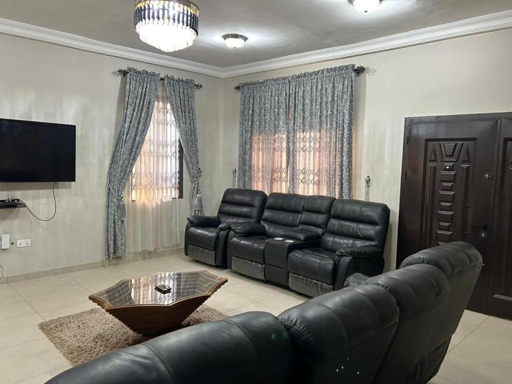 Ghana City Luxe 3 beds & 5 baths House with backup Solar Power photo 2