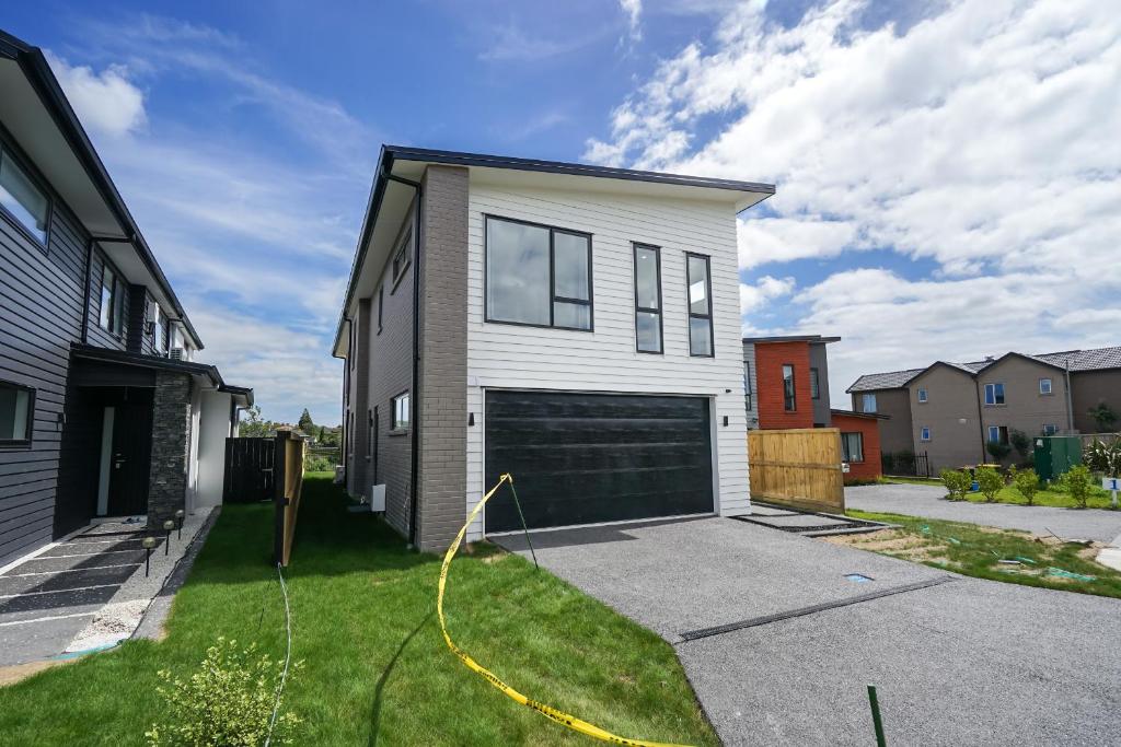 Fabulous River View - Brand New House In Hamilton