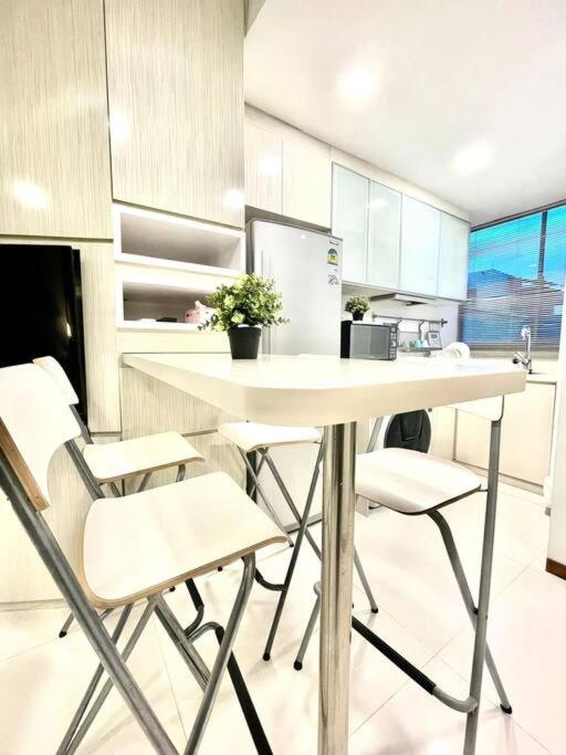 Centrally-located Cozy Apt Near 3 MRT Lines photo 3