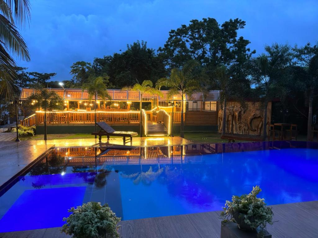White Land City Hotel