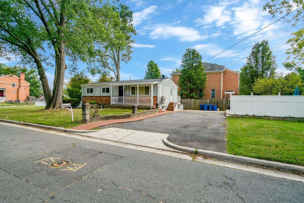 Escape to our cozy 3 Bed Rm 2 Bath Unit in Alexandria VA photo 3