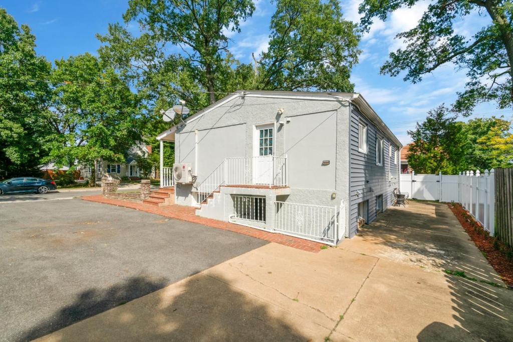 Escape to our cozy 3 Bed Rm 2 Bath Unit in Alexandria VA photo 2