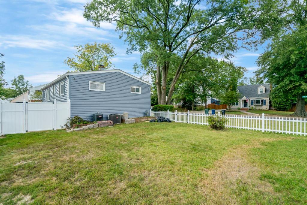 Beautiful 2 bedroom 1 bath Unit photo 3