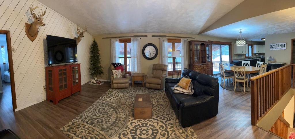 Lakeside Getaway with Hot Tub photo 1