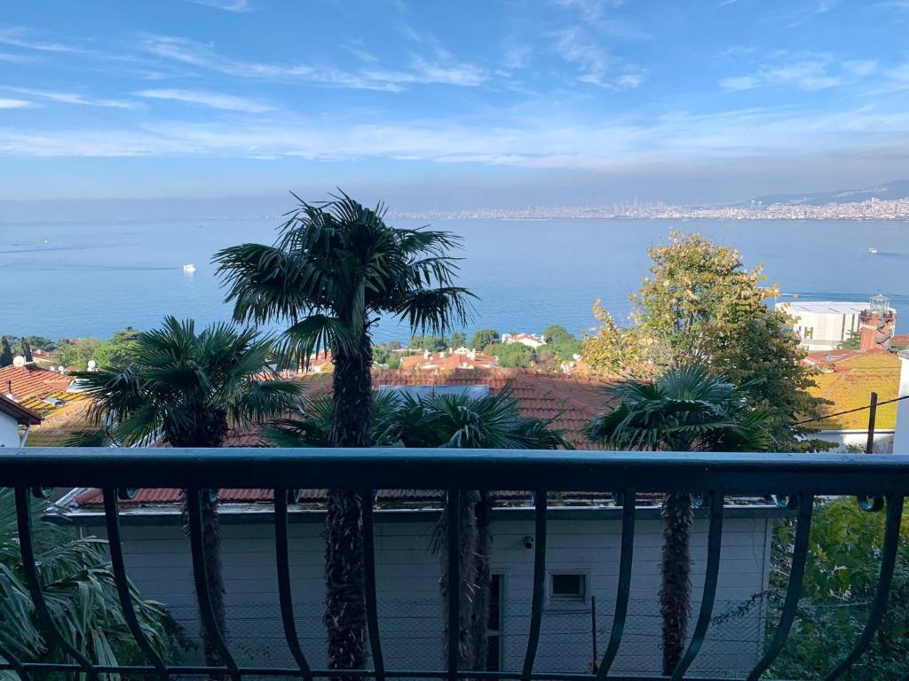 Büyükada’da Deniz Manzaralı Köşk photo 3