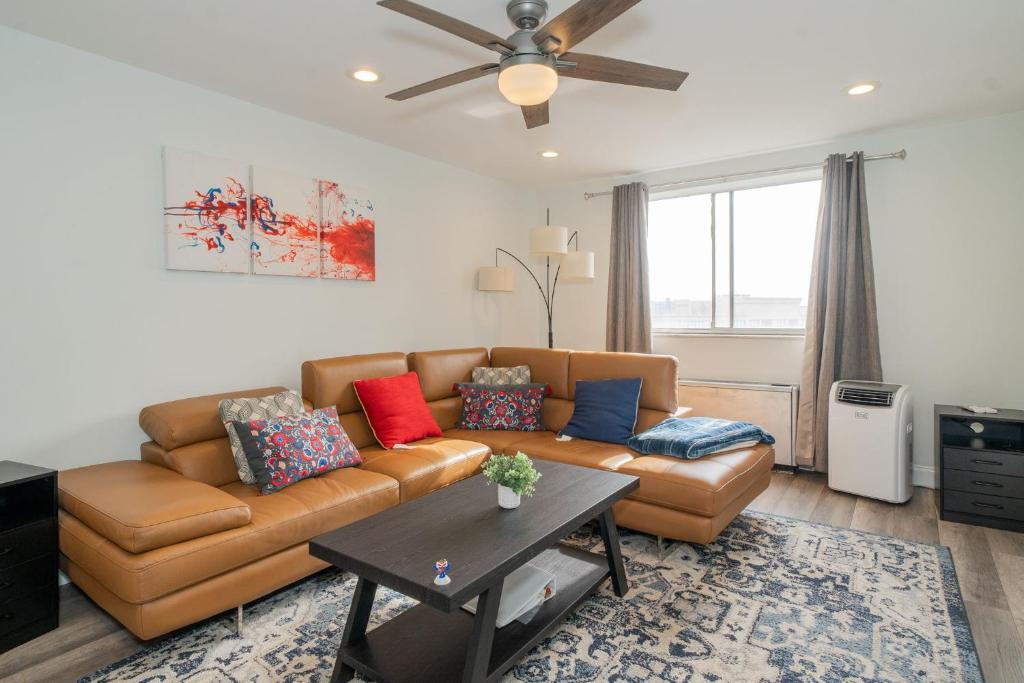 Just renovated 3 BR/2Bath/ parking+ downtown view image