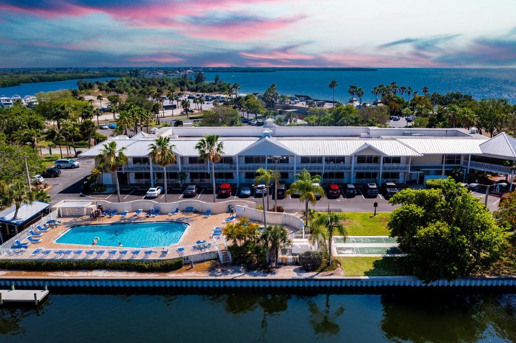 TAMPA BAY, BEACH step away, WIFI, FREE PARKING,POOLS, JACUZZI image
