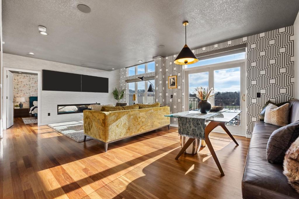 Iowa River Landing Luxury 2-Bed & 2-Bath Condo photo 1