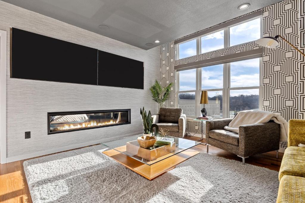 Iowa River Landing Luxury 2-Bed & 2-Bath Condo photo 2