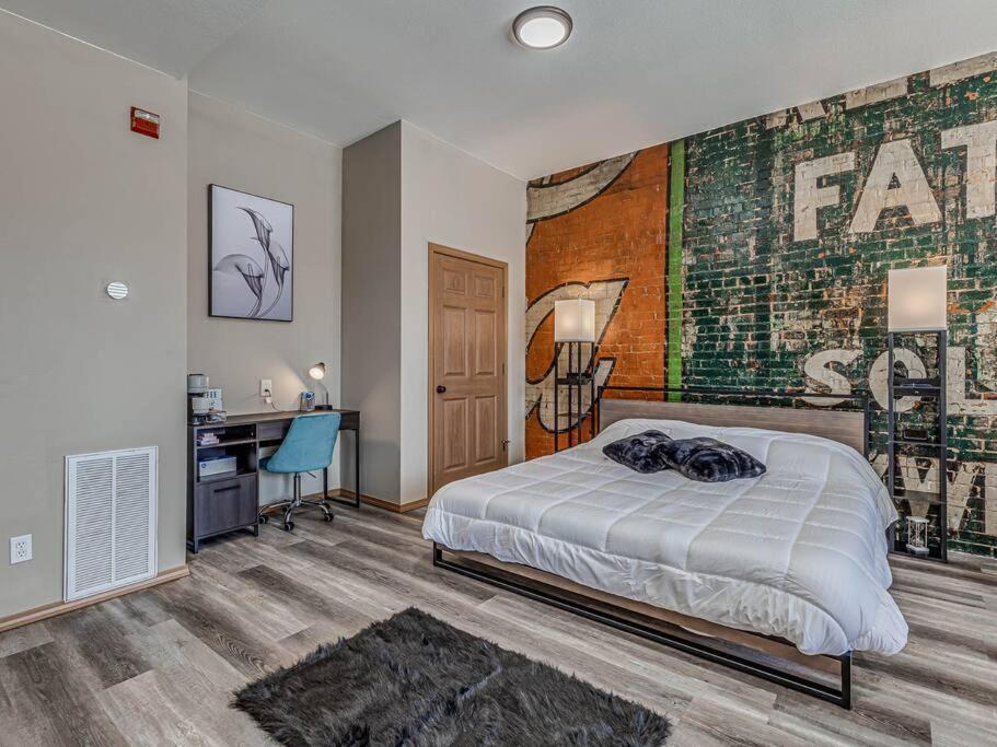 Deluxe Studio in Historic Downtown Building! photo 4