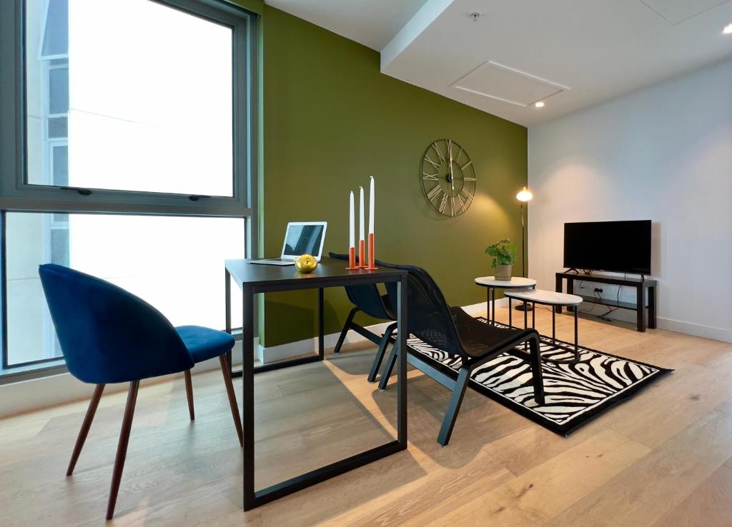 1 BRM, Sea View, Newly Renovated, Next to Crown photo 2
