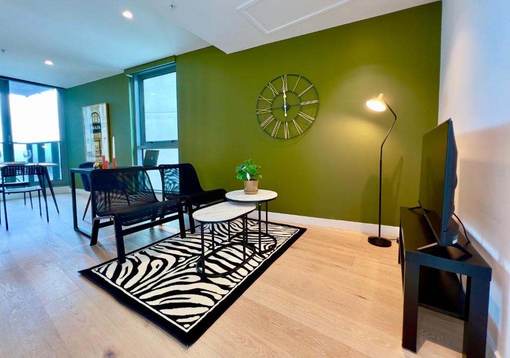 1 BRM, Sea View, Newly Renovated, Next to Crown photo 3