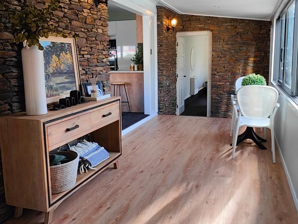 Holiday retreat in the heart of old Cromwell! photo 1