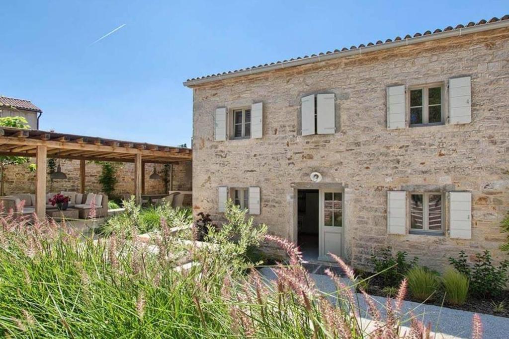 Villa Charlotte for 14 persons with 73m2 Pool in Central Istria