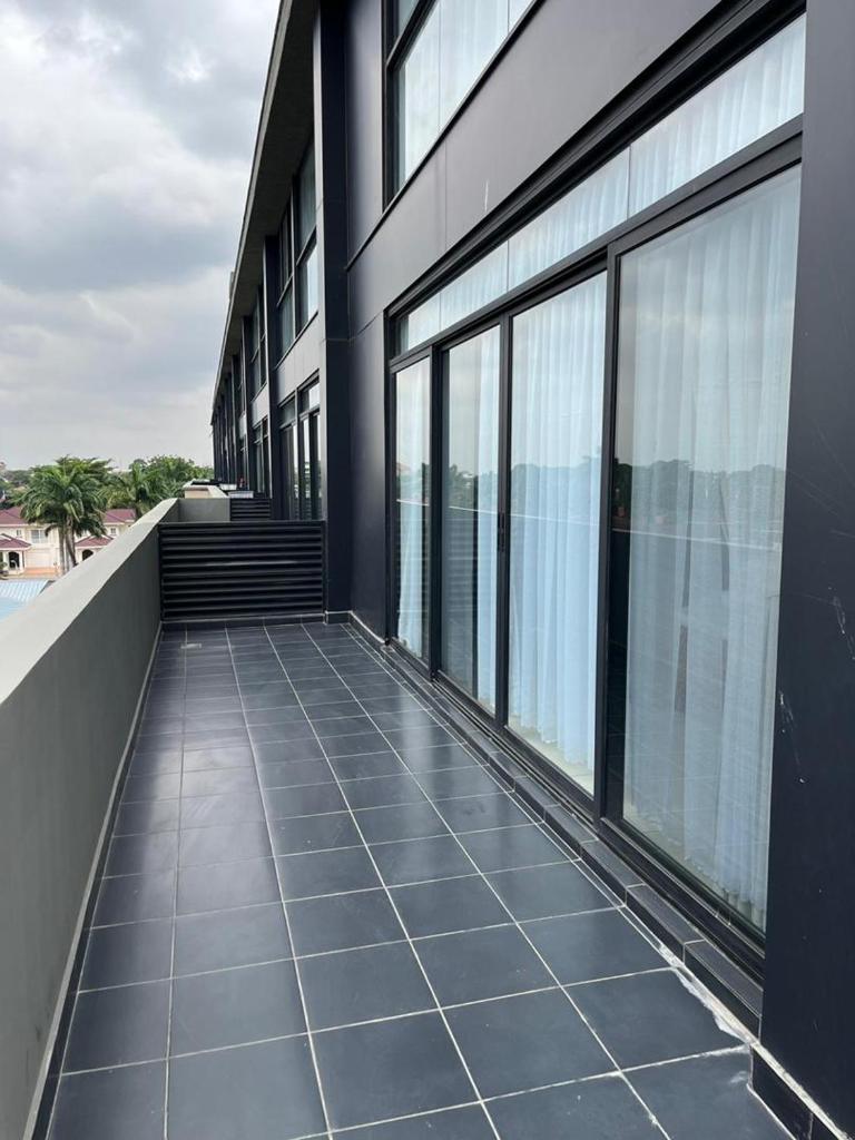 Embassy Gardens Upscale D-Plus Apartments photo 2