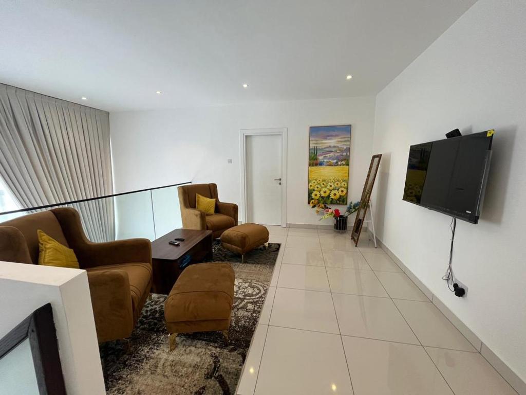 Embassy Gardens Upscale D-Plus Apartments photo 3
